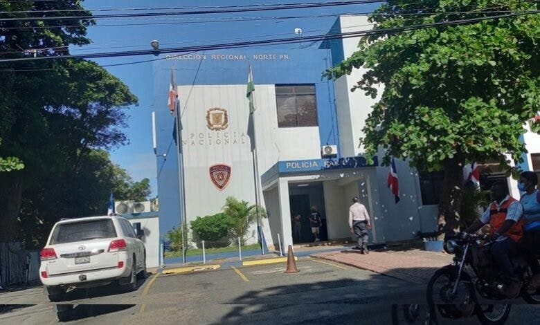 Fachada de la Policía Nacional en Puerto Plata que ofreció los detalles de como hombre intenta matar expareja y se suicida. 