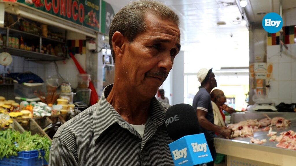 Juan de Jesús Escolástico, consumir del Mercado  de Cristo Rey habla del alza del arroz.