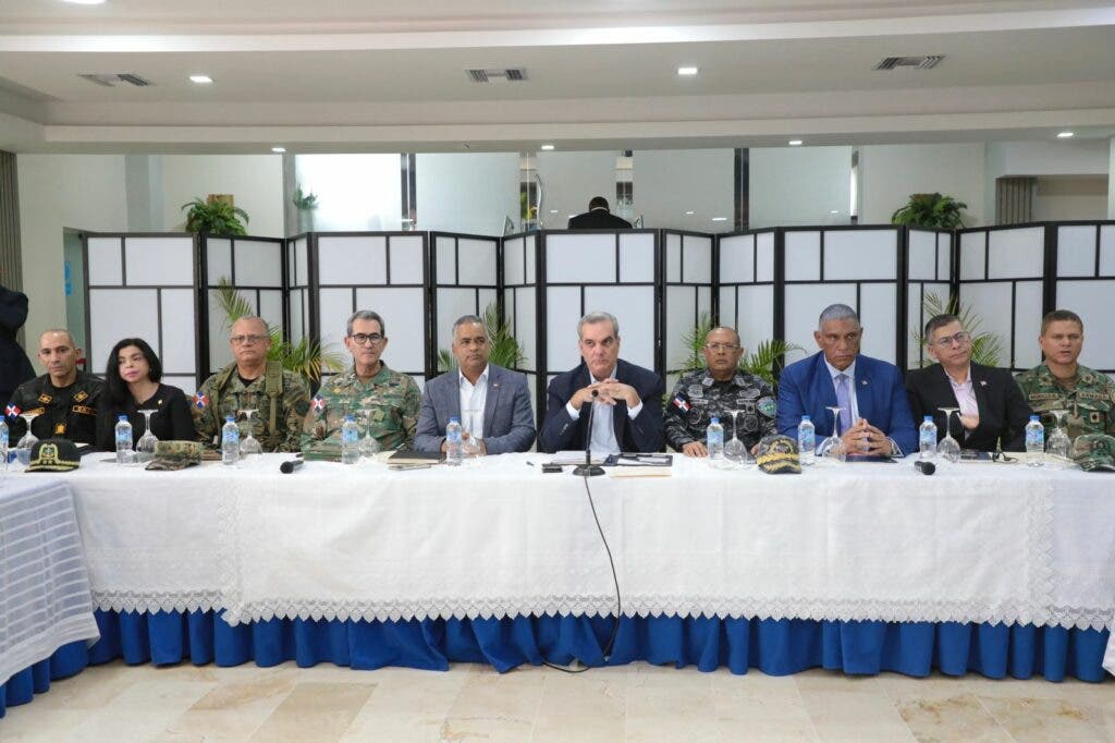 Senadores participan en reunión de seguridad ciudadana encabezada por el presidente Abinader