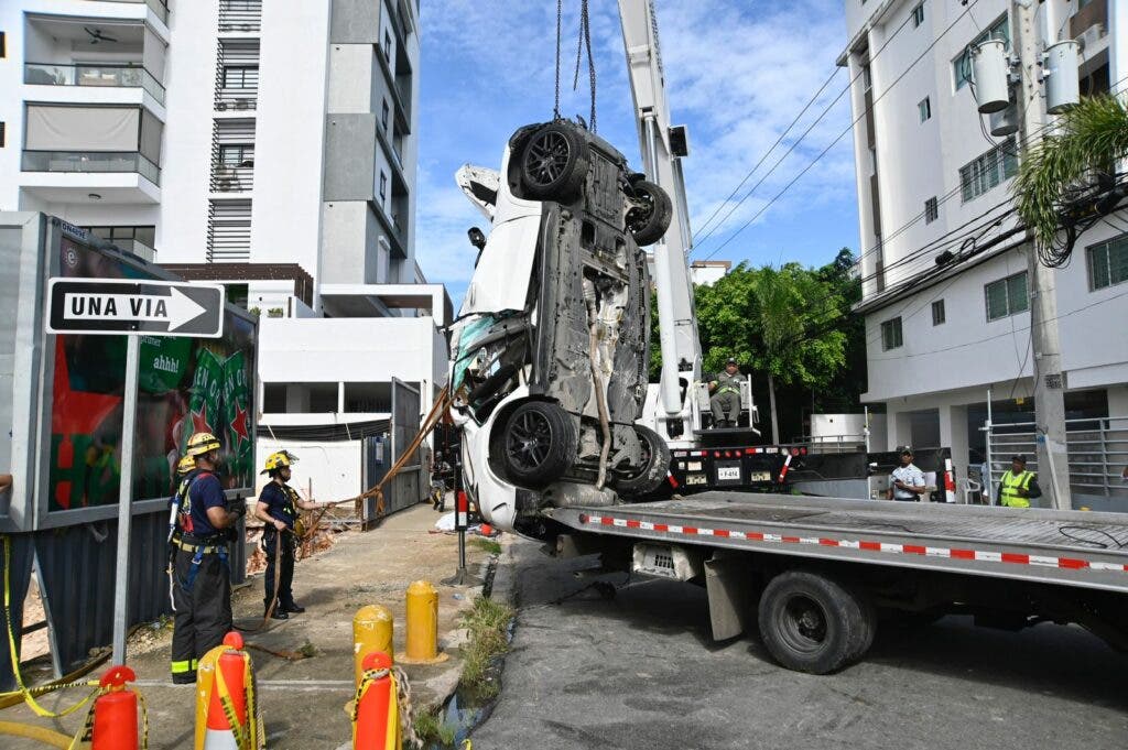 Dos fallecidos y dos heridos tras yipeta caer en construcción en el Distrito Nacional