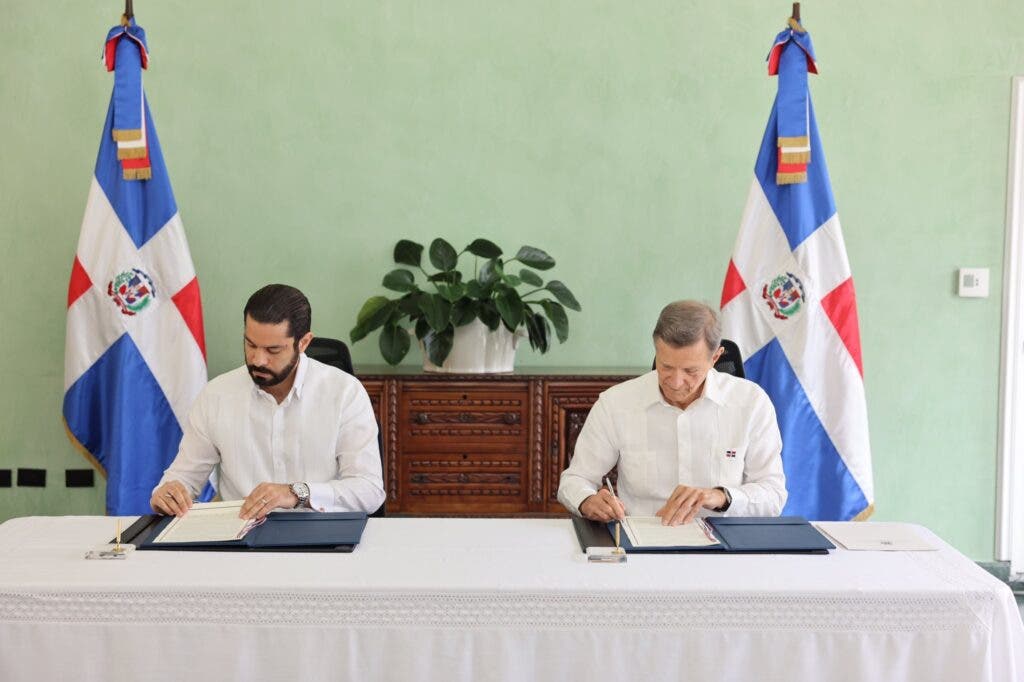 Canciller Roberto Álvarez y Yerik Shamir Pérez Polanco, presidente del MLB en República Dominicana durante firma de convenio para dar facilidades de visados a peloteros dominicanos. (Fuente externa).