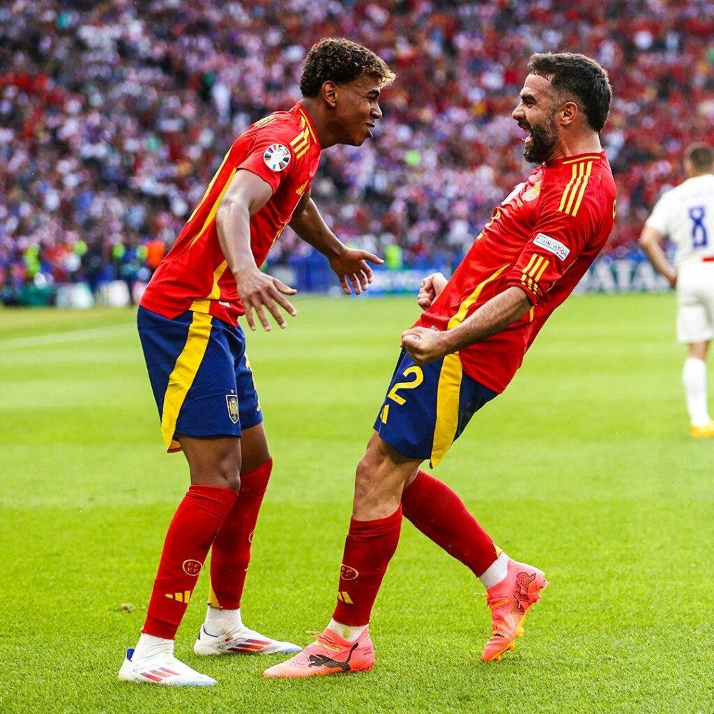 Jugadores de España celebran después de vencer a Croacia.