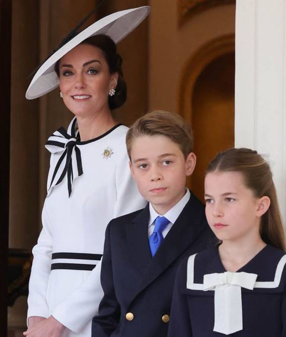 La princesa de Gales, Kate Middleton junto a sus hijos. (Fuente externa).