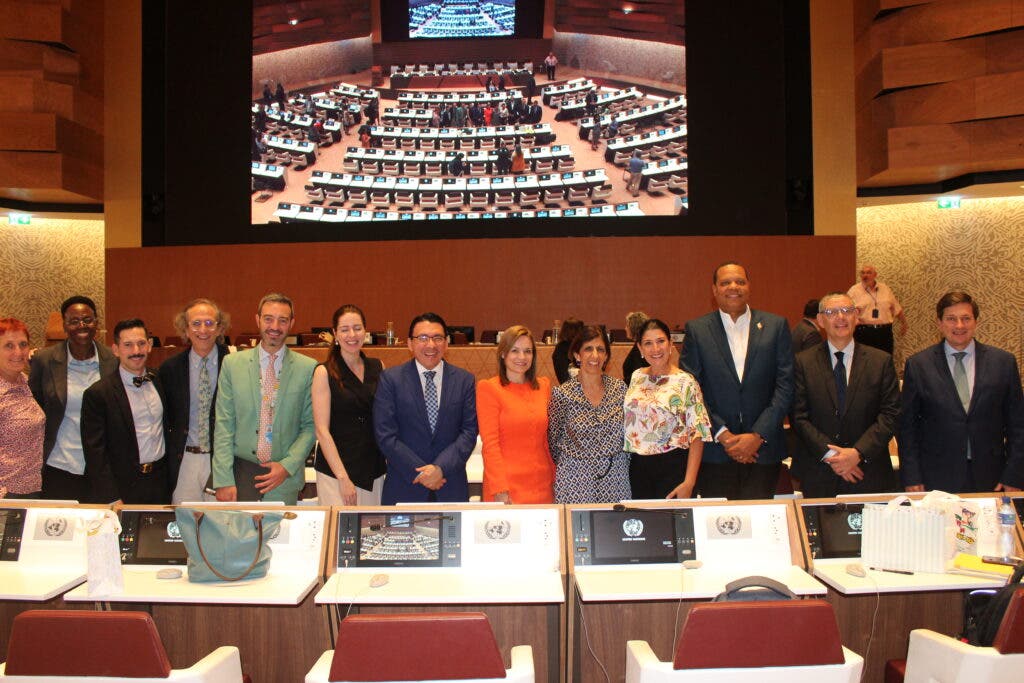 Ginebra, Suiza.- Eddy Alcántara, tercero desde la derecha, junto a sus homólogos de países de Iberoamérica que secundaron y motivaron la declaración acogida por la UNCTAD-ONU.