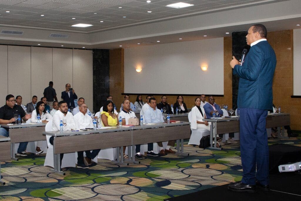 El director ejecutivo de Pro Consumidor, Eddy Alcántara, durante un encuentro en Santiago con miembros de la Asociación de Industrias Purificadoras de Agua de la región del Cibao (Aiparc).