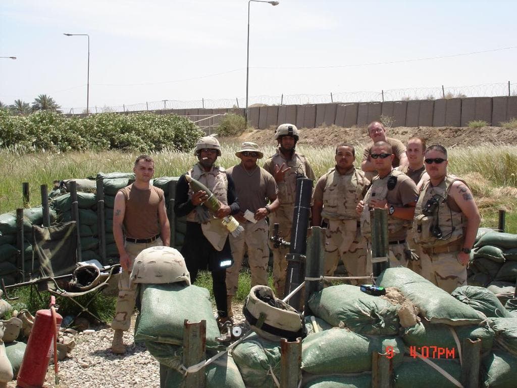 José Báez junto a varios de sus compañeros de combates en Irak, en el 2005