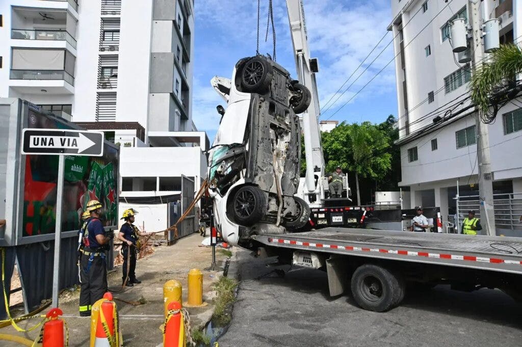 Así quedo vehículo tras caer en construcción de la muerte en Evaristo Morales.