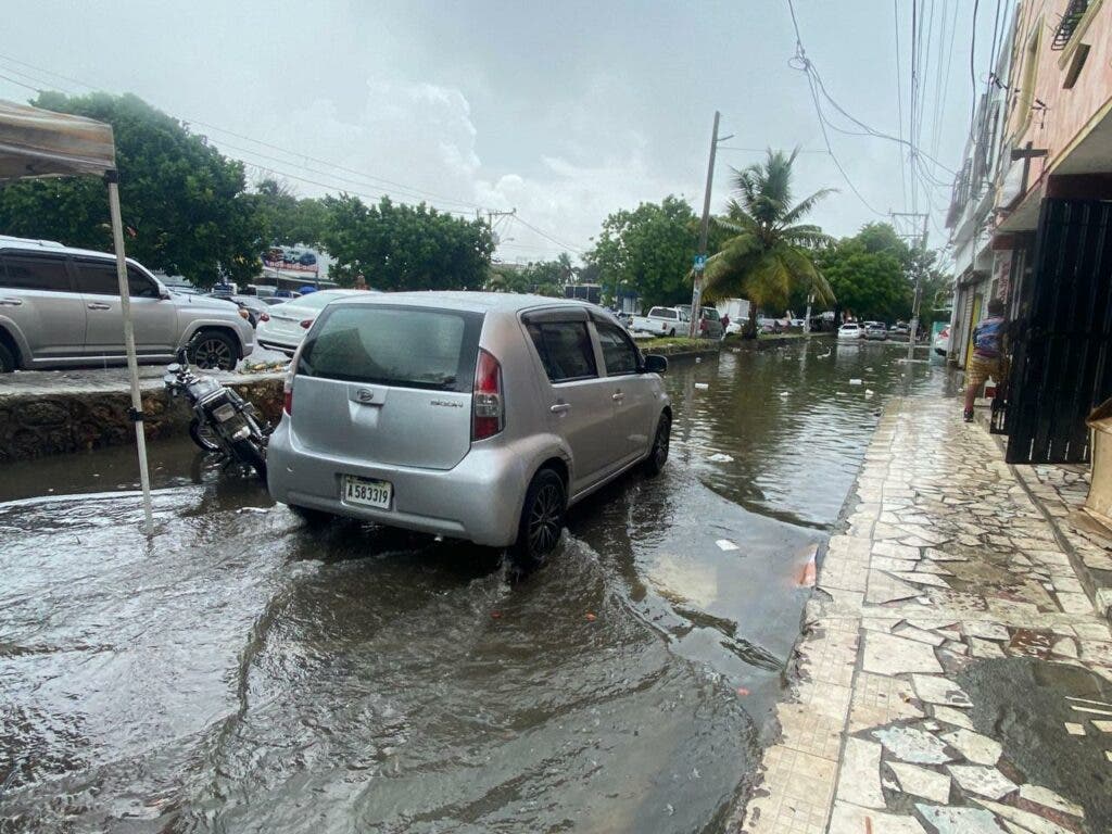 Titulares para la nota sobre el panorama meteorológico en República Dominicana: Lluvias y posibles inundaciones en RD por dos ondas tropicales, una vaguada y vientos húmedos