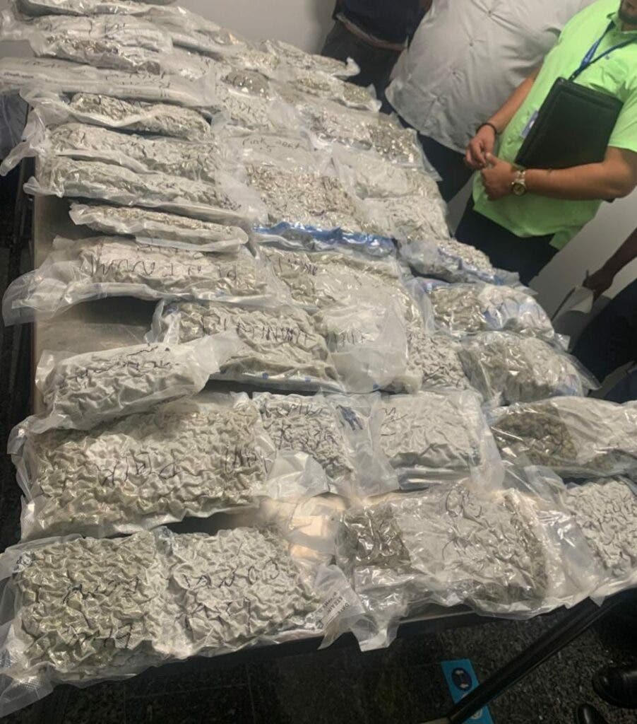 Confiscan maleta cargada con 38 paquetes de marihuana en aeropuerto Gregorio Luperón