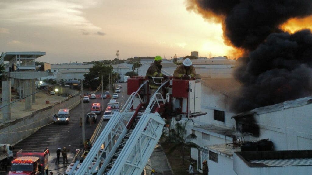 Se desconoce la causa que originó el fuego que destruyó nave en el parque industrial en Santiago