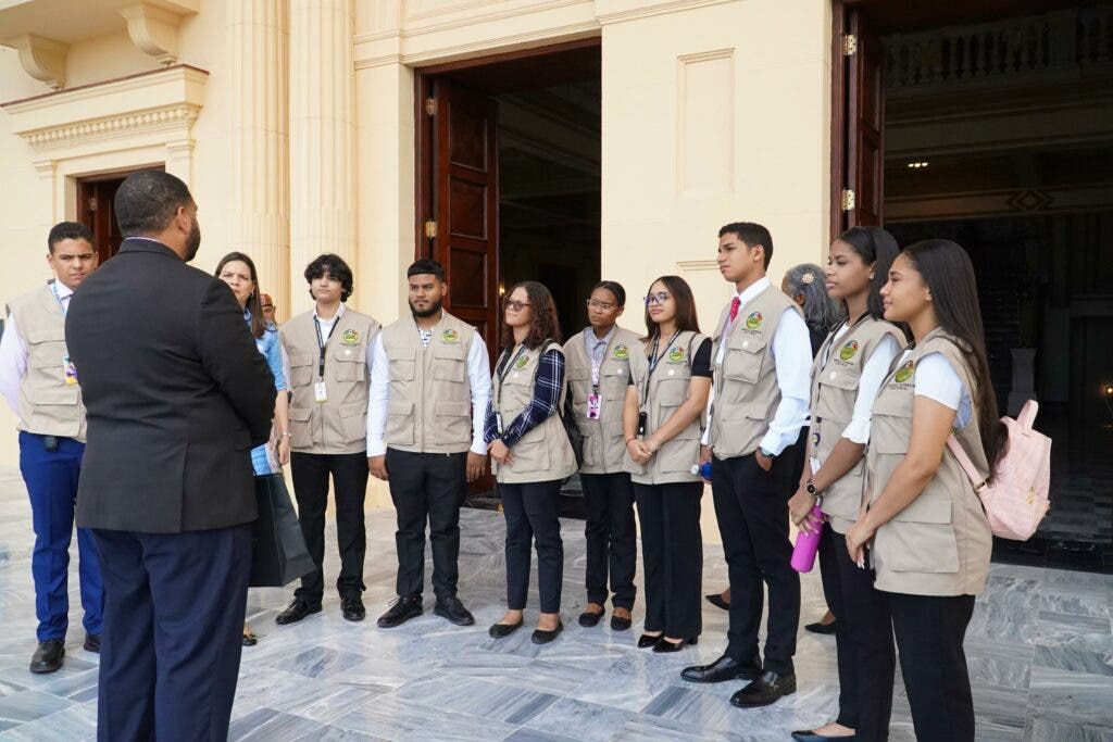 Visitas jóvenes del programa "Enséñame a Trabajar" al Palacio Nacional