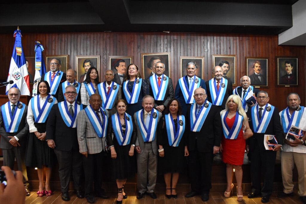 Foto 2 Los nuevos miembros de honor juramentados por el ID