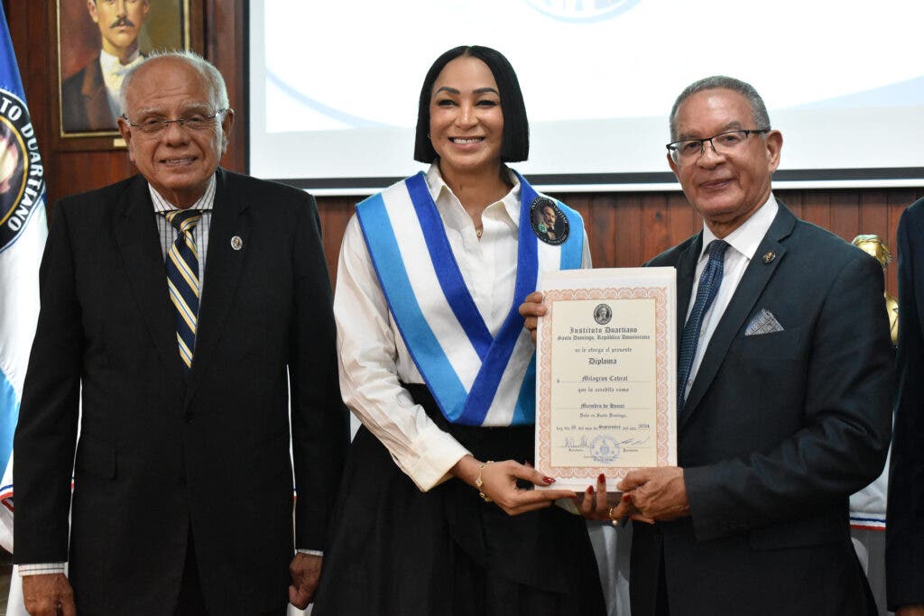 Foto 3 La voleibolista Milagros Cabral recibe el certificado