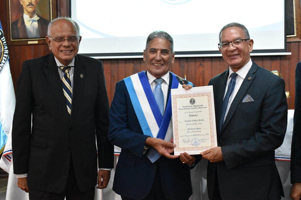 Foto 4 Entrega del pergamino al cantautor Erasmo Nini Caffaro Duran