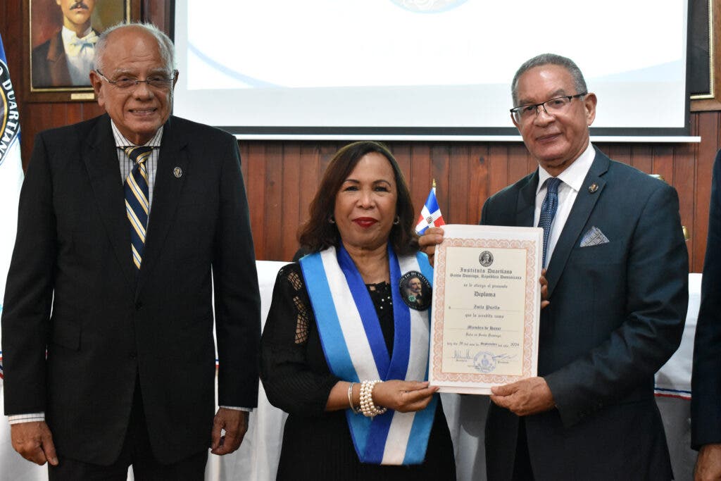 Foto 5 La comunicadora Zoila Puello cuando recibia la distincion