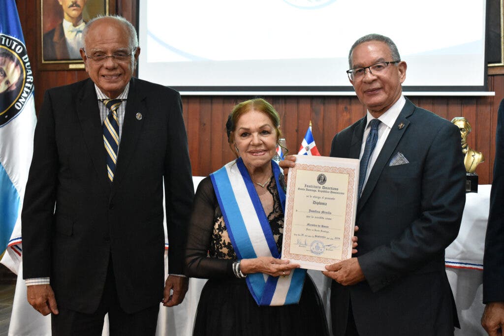 Foto 6 Reconocimiento a la la folclorista Josefina Minino