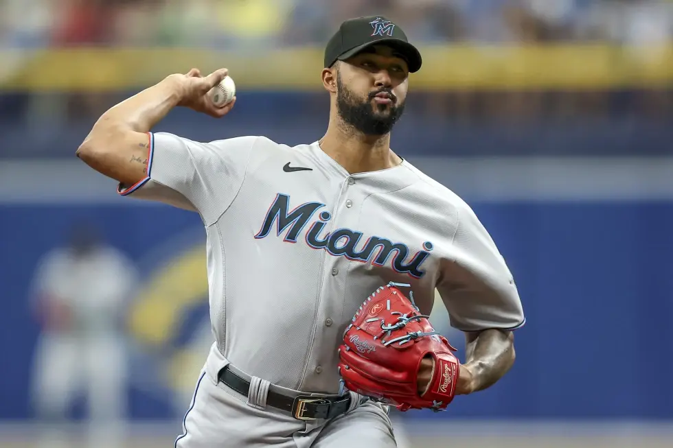 Sandy Alcántara realiza su primera práctica de bateo en vivo desde su cirugía Tommy John