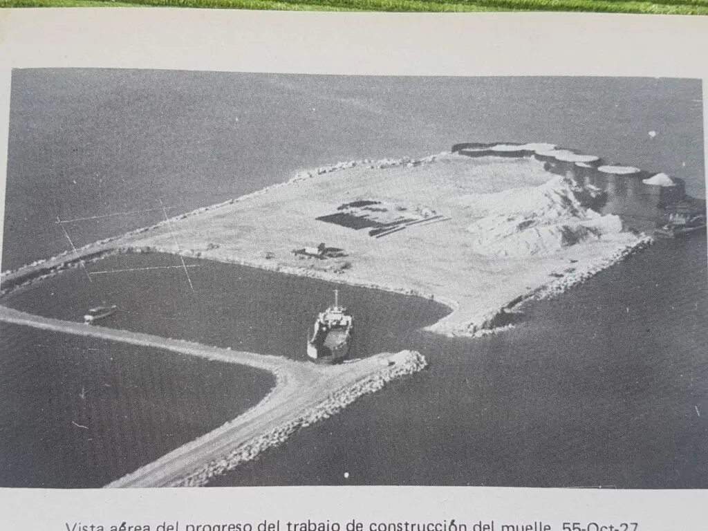 El puerto, en 1955, mientras era construido por la minera estadounidense Alcoa.