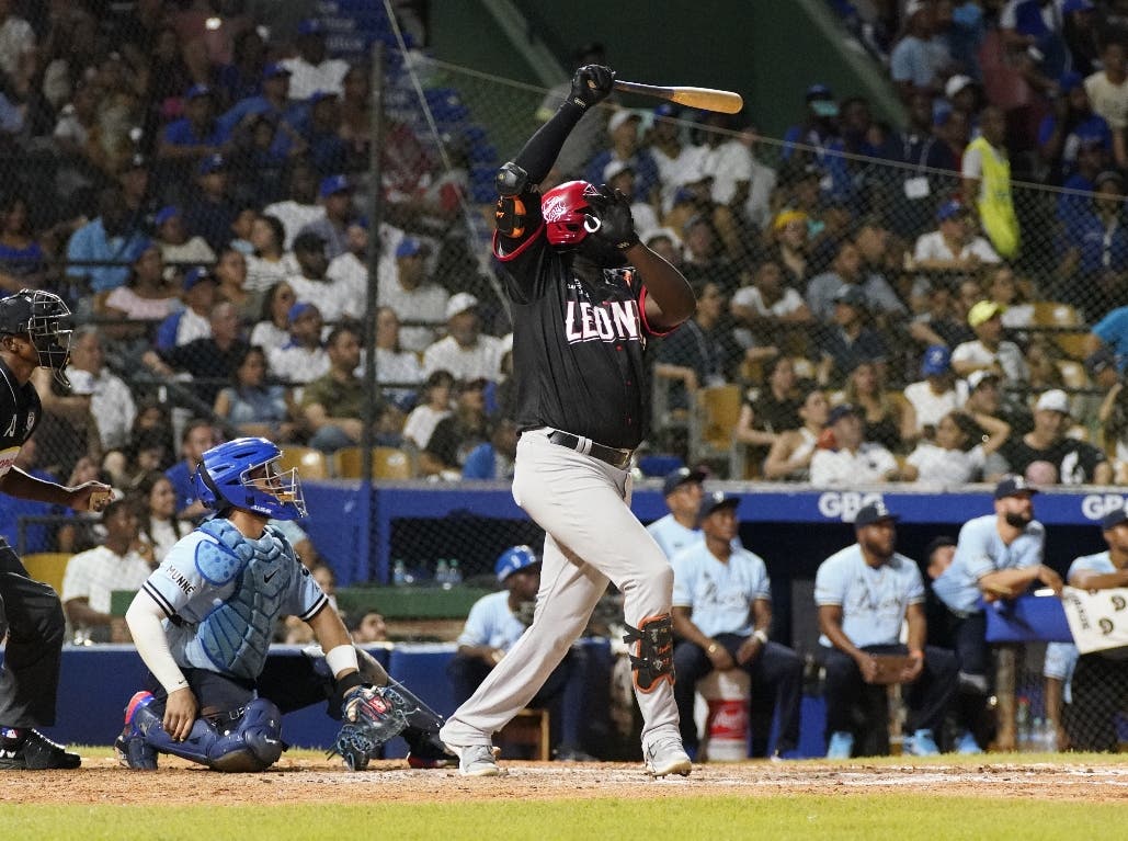 Pimentel dispara dos jonrones y Escogido extiende su invicto