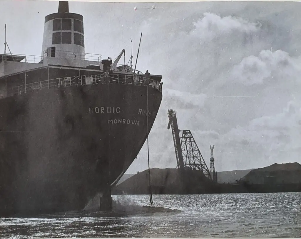 Primer barco que salió del puerto de Cabo Rojo, tras su inauguración en 1959