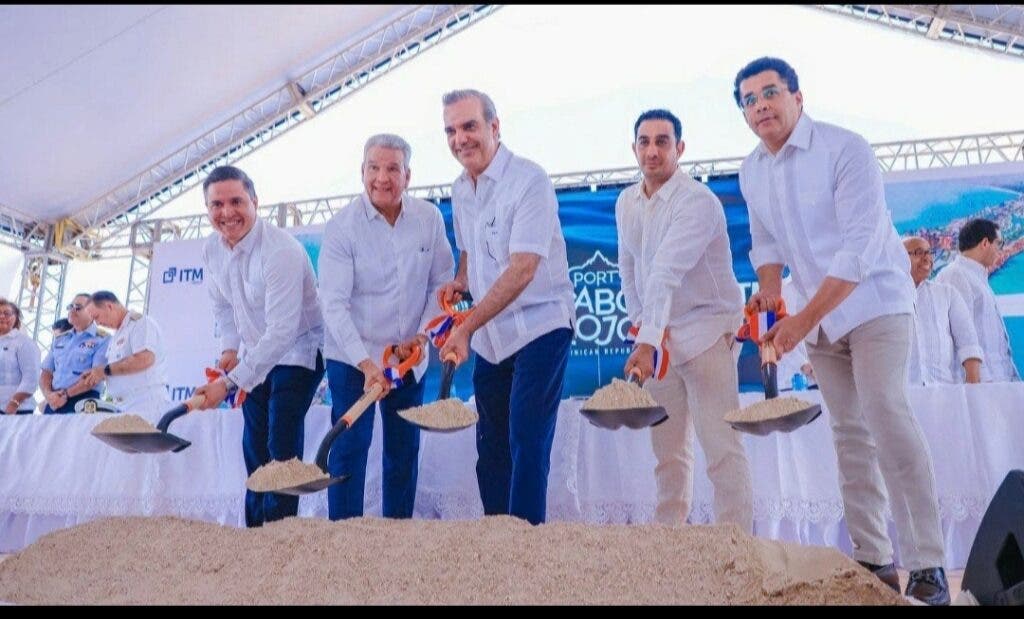 El presidente de la República, Luís Abinader, encabezó la ceremonia de reconversión a Puerto Turístico en mayo de 2022

