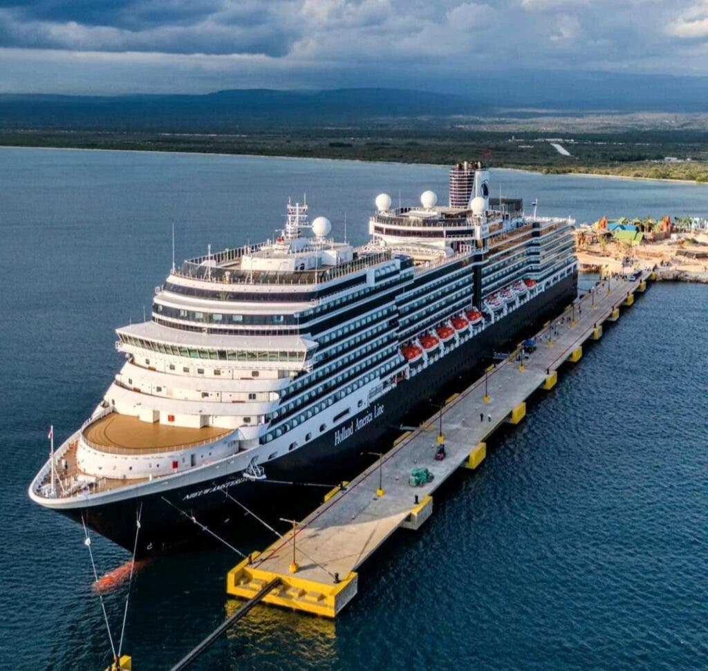 El Nowegian Pearl de la compañía Nowegian Cruse Lines, con 2 mil 567 cruceristas a bordo, se convirtió en el primero en tocar puerto, tras la reconversión del muelle de Cabo Rojo