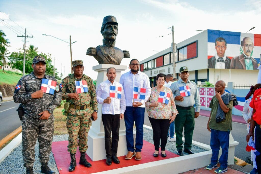 Foto 2 Juan Pablo Uribe en compania de autoridades civiles y militares