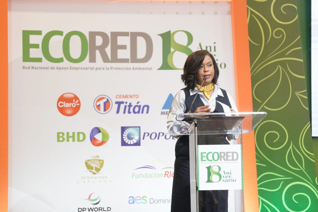 Photo 4 The president of ECORED Dania Heredia delivers the opening remarks