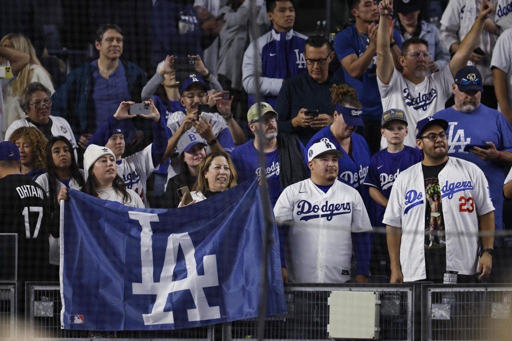 Aficionados celebran título de los Dodgers en California y rinden homenaje a Valenzuela