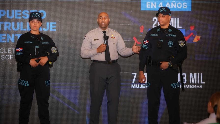 gobierno presenta los nuevos uniformes de la policia nacional focus 0.45 0.38 896 504