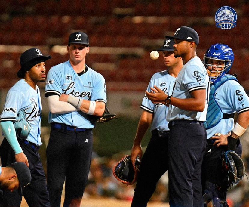 Los Tigres del Licey estrenan nuevo uniforme y los comentarios van desde «está bonito» hasta «parece uniforme escolar»