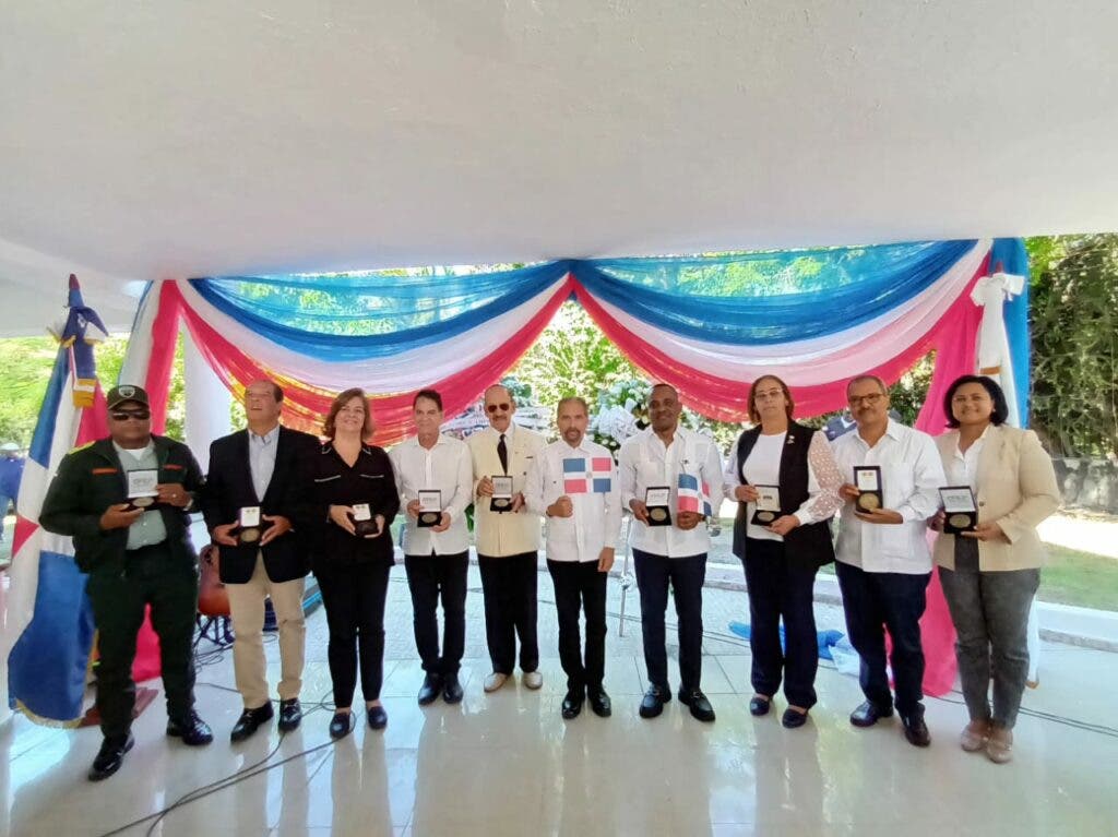 Foto 2 Presidente de Efemerides Patrias luego de hacer entrega de la medalla conmemorativa del 180 aniversario de la Independencia Nacional 1