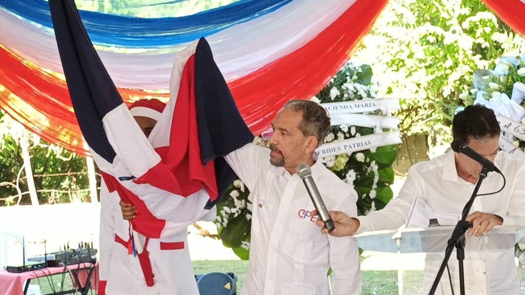 Foto 4 Juan Pablo Uribe mientras se dirige a los presentes con el lienzo tricolor