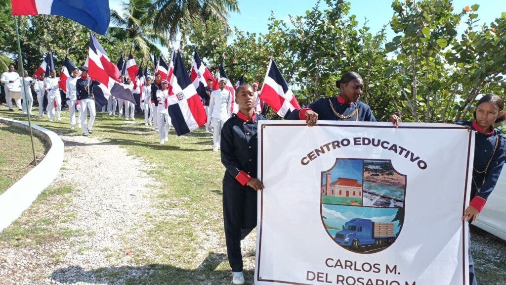 Foto 5 Estudiantes de escuelas desfilan en el acto