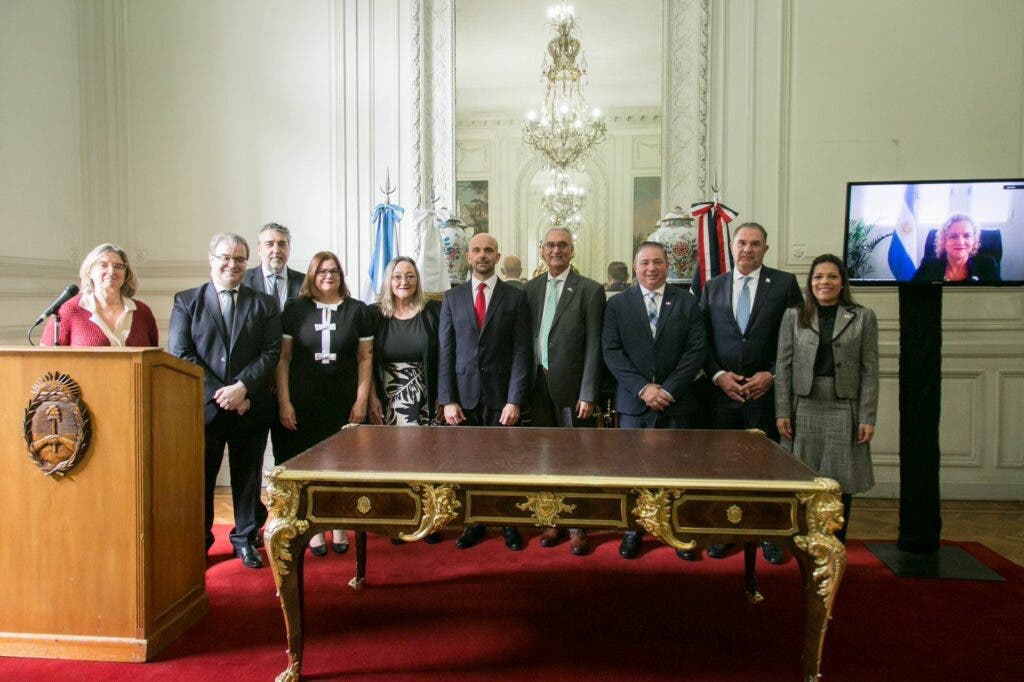 Delegacion de ambas entidades presente en el acuerdo