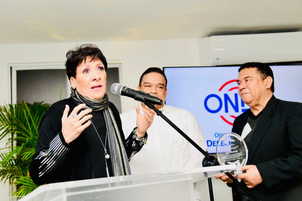 La cantante Sophy se dirige a los presentes tras recibir el reconocimiento