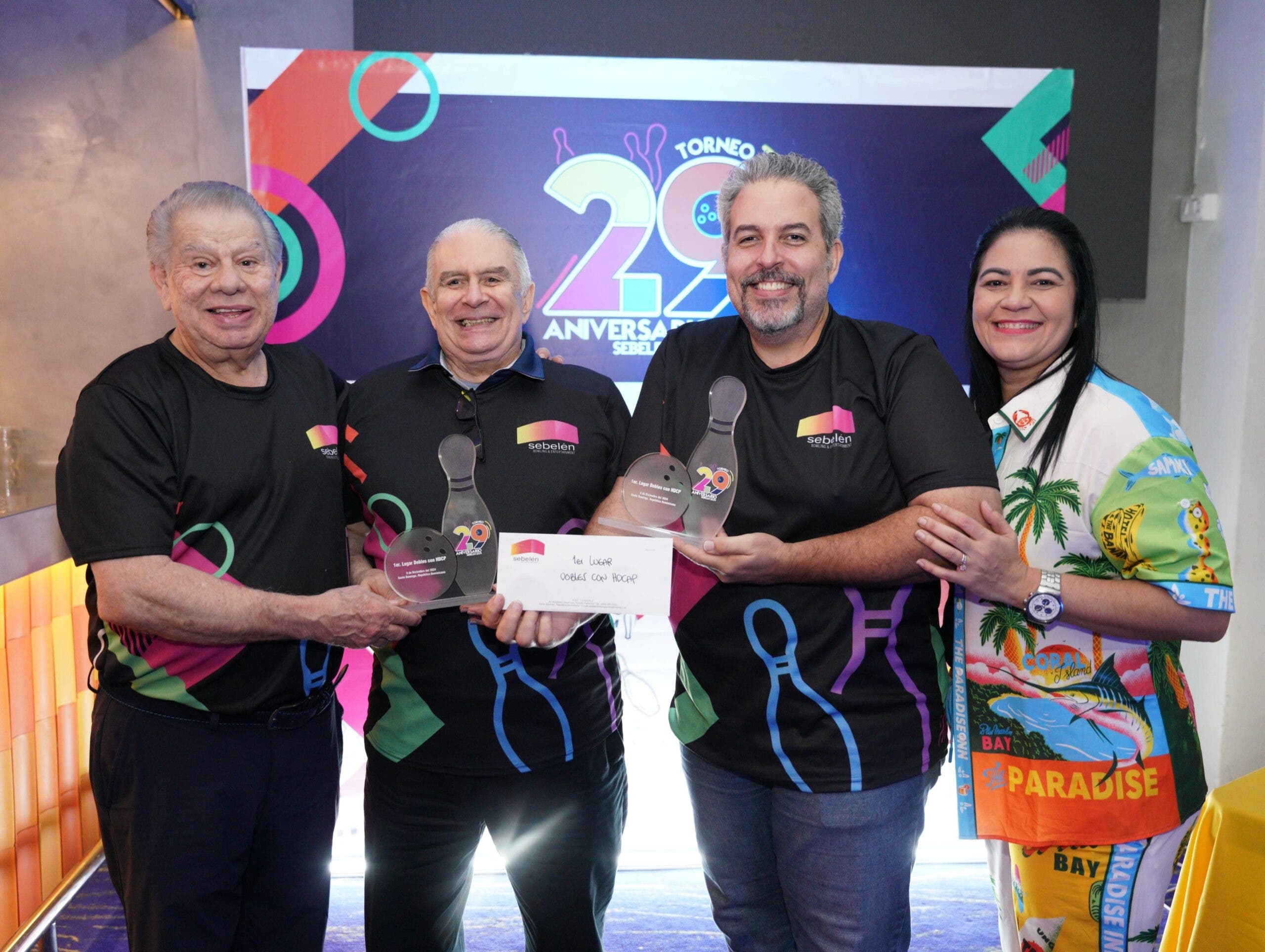 Equipo Los Fernández gana el torneo aniversario de boliche SBC