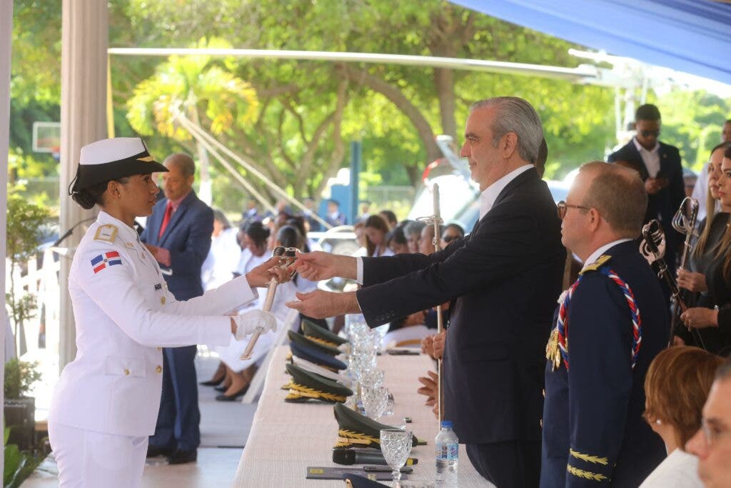 Presidente Abinader encabeza graduación de 29 cadetes de la Fuerza Aérea en Ciencias Aeronáuticas