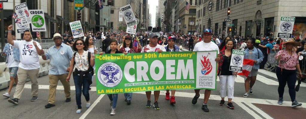 Foto 3 Organizadores del Conversatorio Egresados de la Escuela CROEM oarticipando en el Desfile