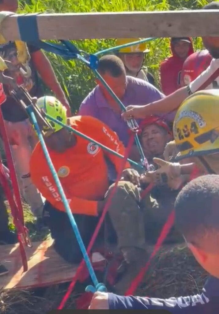 Defensa Civil rescata con vida hombre atrapado durante 14 horas en hoyo en la Loma del Chivo