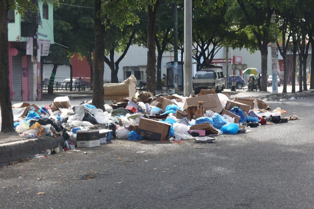 Poco tránsito, mucha basura y un aire festivo en los sectores populares