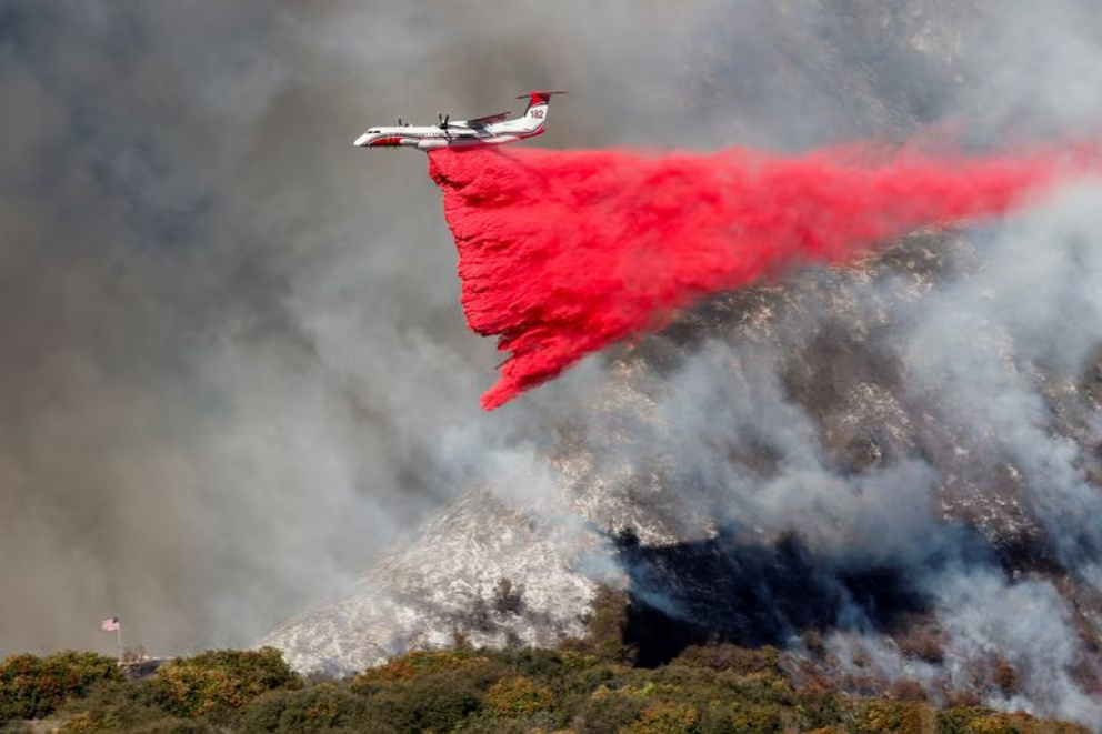 La policía investiga el choque de un dron con una aeronave de combate que se utilizó para mitigar el fuego en el área REUTERS/Shannon Stapleton