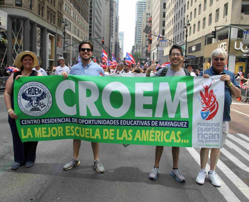 z IMG 2513 Egresados de la Escuela CROEM oarticipando en el Desfile