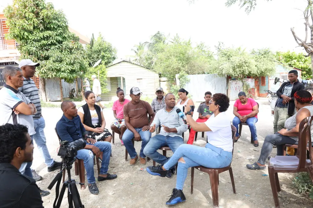 Comunitarios de Villa Mella denuncian problemáticas al periódico Hoy digital/ foto Elieser Tapia