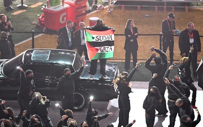 Hombre con una bandera palestina se cuela en el espectáculo de medio tiempo del Super Bowl