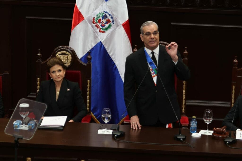 El presidente Luis Abinader habla sobre el tema Haití y las bandas haitianas en su discurso de rendición de cuentas. A lado aparece la vicepresidenta Raquel Peña. FOTO: José de León