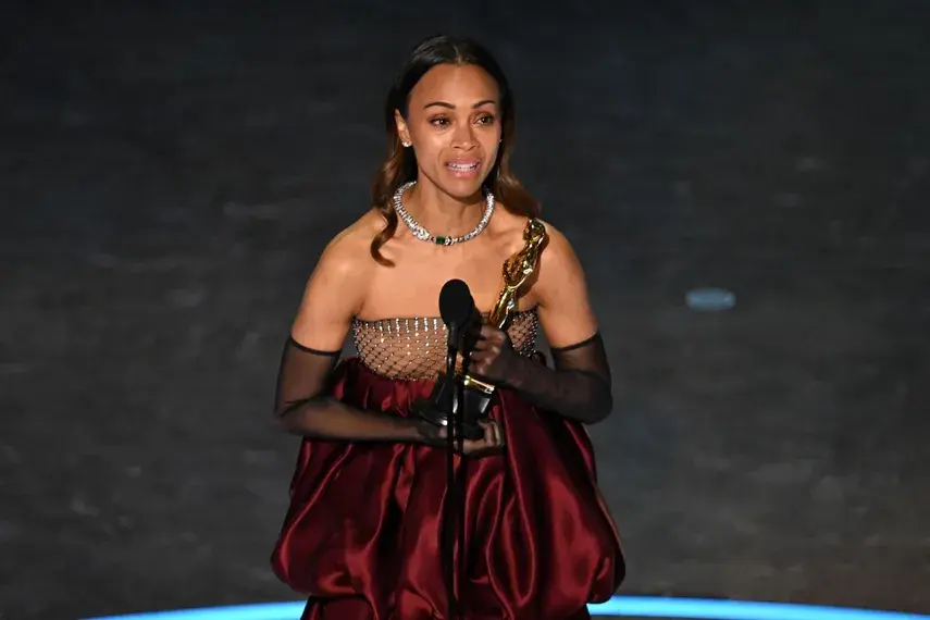 zoe saldana se emociona al recoger el oscar la mejor actriz reparto su papel emilia perez